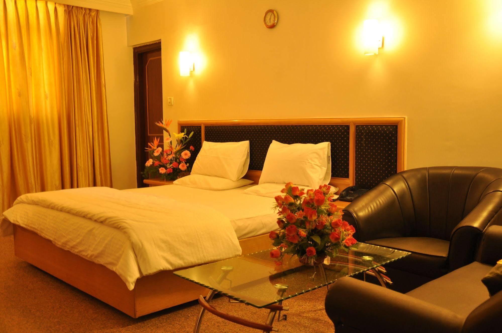 Oyo 539 Hotel Pearl Inn Бангалор Екстериор снимка